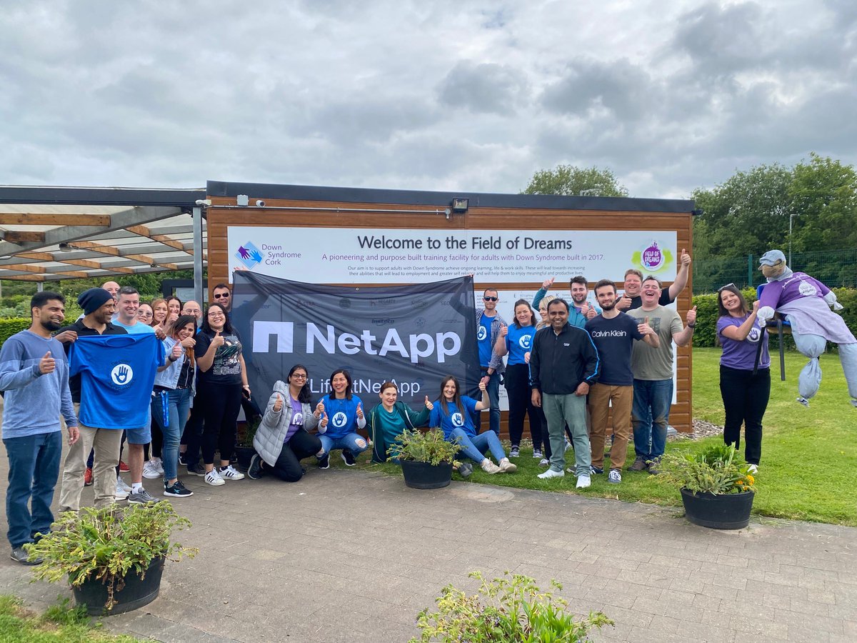 LifeAtNetApp's tweet image. Happy International Volunteer Day! Thank you to all our employees who use their time and talent to make meaningful impact in the communities where we live and work around the world.  

#NetAppServes #LifeatNetApp #WeAreNetApp #InternationalVolunteerDay