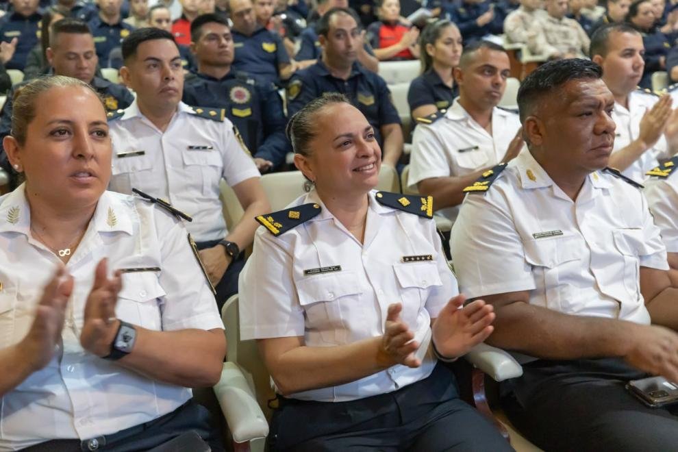 🟣 📜 200 agentes de la <a href="/PoliciaCbaOf/">Policía de Córdoba</a> recibieron sus diplomas tras finalizar el Seminario de Profundización en Ley Micaela.

Esta formación tuvo por objetivo fortalecer los contenidos de la ley, con un abordaje específico del rol de las Fuerzas de Seguridad. #Hacemos