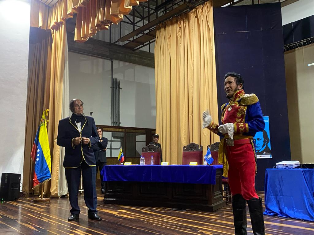 #Ahora 📢|| Con palabras y frases inspiradoras de Simón Bolívar y Simón Rodríguez los presentes aplaudieron la presentación de estos grandes personajes durante el I Congreso de Comunalización para la Educación UNEM.

#JuntosPorNuestraSoberanía
<a href="/NicolasMaduro/">Nicolás Maduro</a>
<a href="/_LaAvanzadora/">Yelitze Santaella</a>