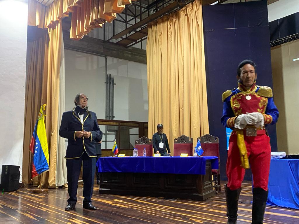 SomosUnem's tweet photo. #Ahora 📢|| Con palabras y frases inspiradoras de Simón Bolívar y Simón Rodríguez los presentes aplaudieron la presentación de estos grandes personajes durante el I Congreso de Comunalización para la Educación UNEM.

#JuntosPorNuestraSoberanía
@NicolasMaduro
@_LaAvanzadora https://t.co/RMuOejIOYx