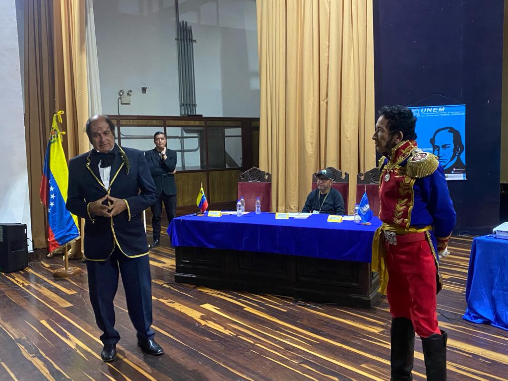 SomosUnem's tweet photo. #Ahora 📢|| Con palabras y frases inspiradoras de Simón Bolívar y Simón Rodríguez los presentes aplaudieron la presentación de estos grandes personajes durante el I Congreso de Comunalización para la Educación UNEM.

#JuntosPorNuestraSoberanía
@NicolasMaduro
@_LaAvanzadora https://t.co/RMuOejIOYx
