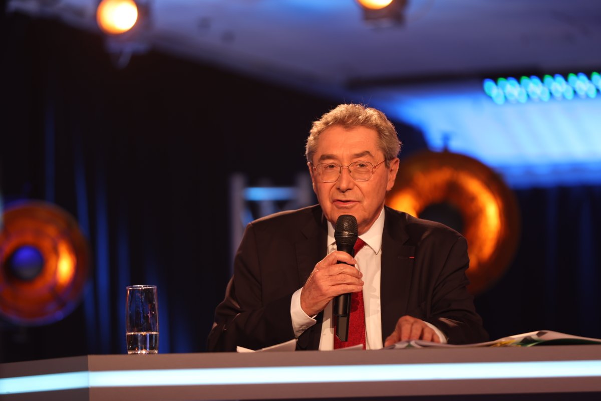 <a href="/LaurentAllard/">LaurentAllard</a> @And_co_eu <a href="/LafayD/">Denis Lafay</a> <a href="/LaTribune/">La Tribune</a> <a href="/BanquePalatine/">Banque Palatine</a> <a href="/GrantThorntonFr/">Grant Thornton FR</a> <a href="/FIDAL_avocats/">Fidal</a> <a href="/implid_groupe/">implid</a> <a href="/FranceInvestEU/">France Invest</a> <a href="/Bpifrance/">Bpifrance</a> <a href="/PepinCharles/">Charles Pépin</a> <a href="/RaduLefebvre/">Miruna Radu-Lefebvre</a> <a href="/audencia/">Audencia</a> <a href="/fabienneLissak/">Fabienne Lissak</a> <a href="/OlivierSchiller/">Olivier Schiller</a> @V_MANE_FILS <a href="/phmabille/">Philippe Mabille</a> #FamilyAndBusinessForum - « Nous sommes le 5e producteur mondial de compositions de parfumeries et d'arômes alimentaires avec un chiffre  global de 1,7 milliards d'euros. »

💬 Jean MANE,  Président de @V_MANE_FILS