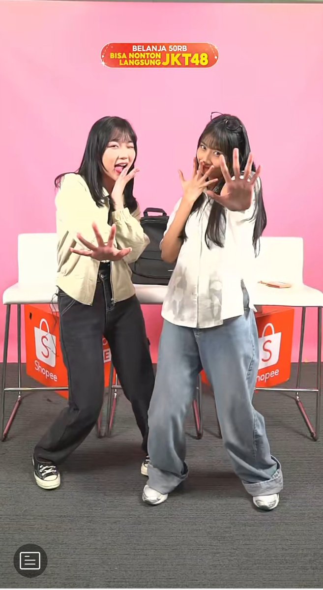 dhamartagoenart's tweet photo. Keseruan @L_MarshaJKT48 & @A_MutheJKT48 di Live Shoppee
#maeng #marshajkt48 #muthejkt48 #momotwice #shopeebirthday https://t.co/NYpCNNoJuK
