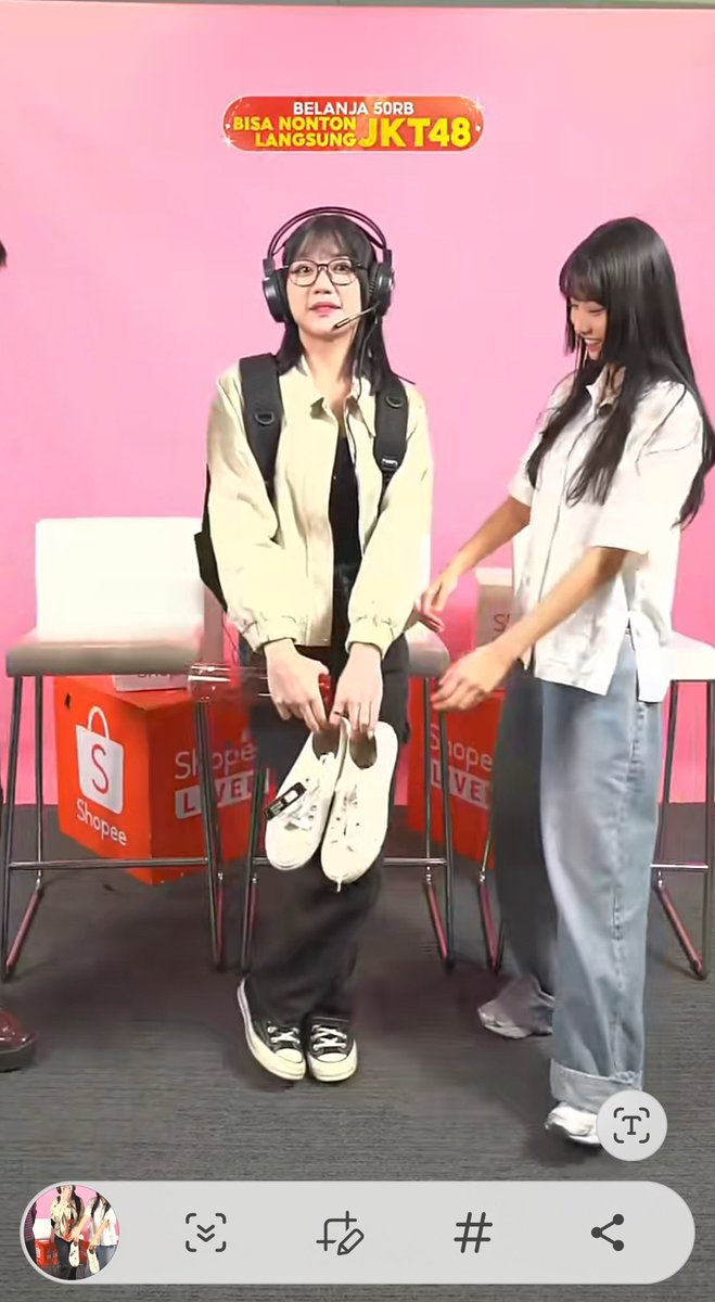 dhamartagoenart's tweet photo. Keseruan @L_MarshaJKT48 & @A_MutheJKT48 di Live Shoppee
#maeng #marshajkt48 #muthejkt48 #momotwice #shopeebirthday https://t.co/NYpCNNoJuK