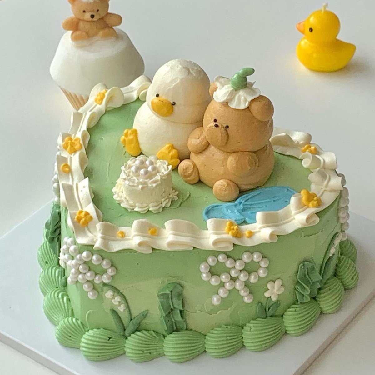 Duck and teddy bear cake made by _creamdiary