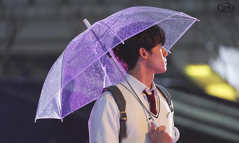 Nature's tears cascade from the sky, a gentle downpour that whispers secrets to the earth below, as droplets create a symphony of tranquility.

《 #DoryUpdate 》