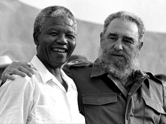 🇨🇺🇿🇦🇵🇸#Fidel a dit : '#Mandela est l'un des symboles les plus extraordinaires de cette époque'.

10 ans après son départ physique, nous nous souvenons de #NelsonMandela, le combattant infatigable.

✊Sa pensée et son combat sont toujours d'actualité.

#MandelaDay