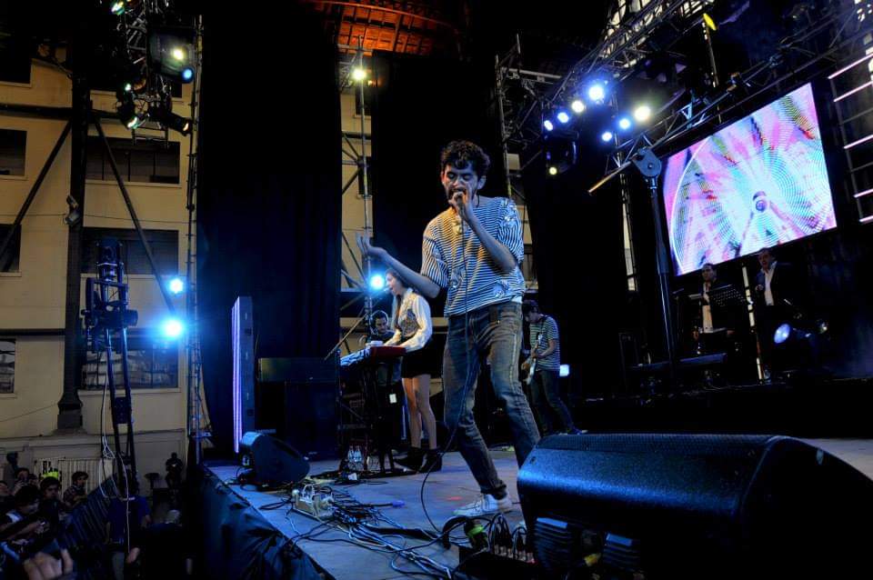 Recuerdo de nuestro show en la Feria <a href="/PulsarCL/">Premios Pulsar</a> 2013 👫

Este sábado 9 volvemos a la Sala de las Artes, te esperamos 🪩
passline.com/sitio/feria-pu…