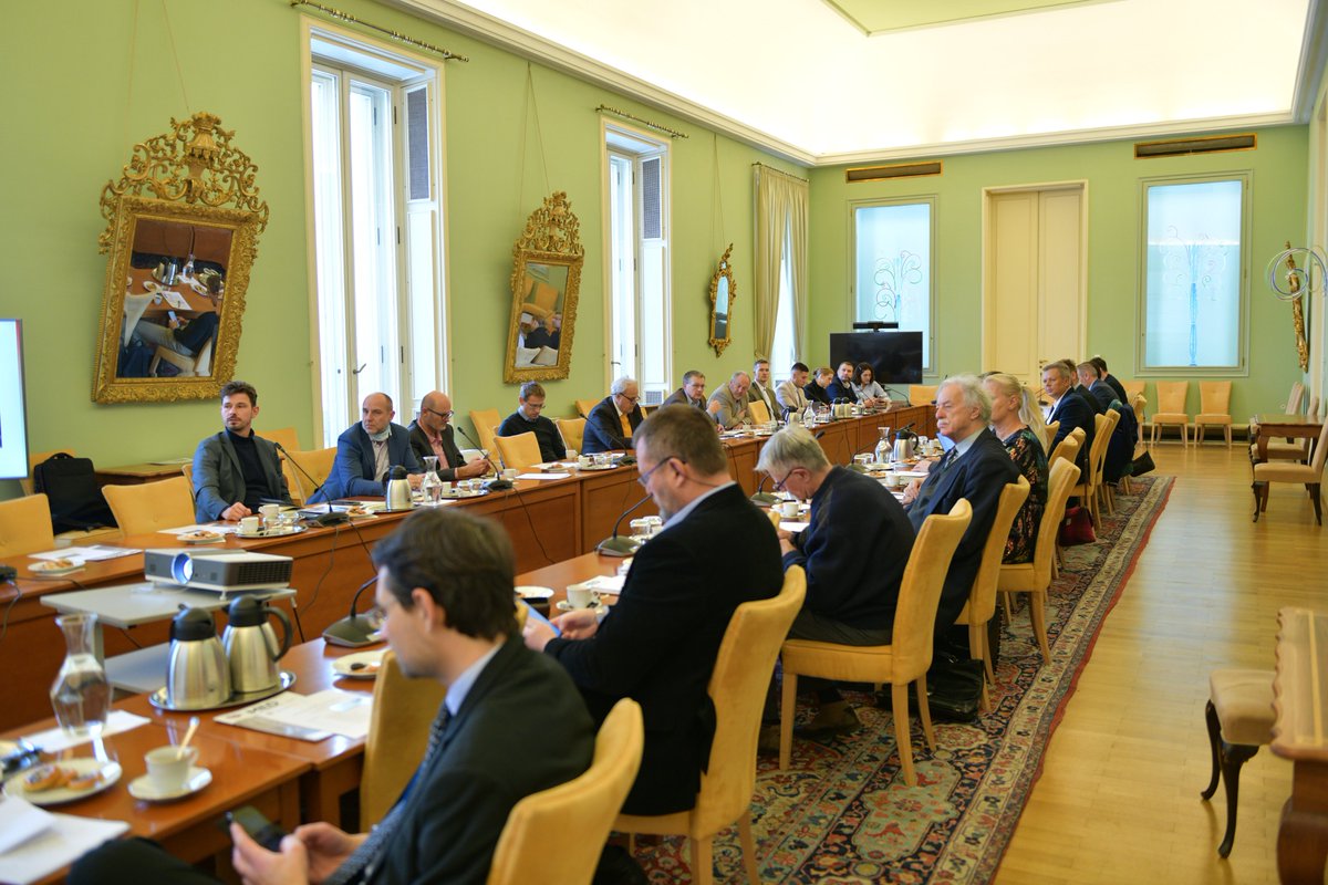 Ekonomická diplomacie (@ed_mzvcr) on Twitter photo Na <a href="/mzvcr/">Ministerstvo zahraničních věcí</a> nyní probíhá seminář o obchodních příležitostech v Kanadě 🇨🇦 a USA 🇺🇸. České 🇨🇿 firmy tak mají možnost diskutovat s ekonomickými diplomaty <a href="/CZ_ConsToronto/">Czech Consulate General Toronto</a>, <a href="/czembca/">Czech Embassy in Canada</a> o novinkách, současných perspektivních sektorech a aktuálních podmínkách vstupu na tyto trhy. Na <a href="/mzvcr/">Ministerstvo zahraničních věcí</a> nyní probíhá seminář o obchodních příležitostech v Kanadě 🇨🇦 a USA 🇺🇸. České 🇨🇿 firmy tak mají možnost diskutovat s ekonomickými diplomaty <a href="/CZ_ConsToronto/">Czech Consulate General Toronto</a>, <a href="/czembca/">Czech Embassy in Canada</a> o novinkách, současných perspektivních sektorech a aktuálních podmínkách vstupu na tyto trhy.