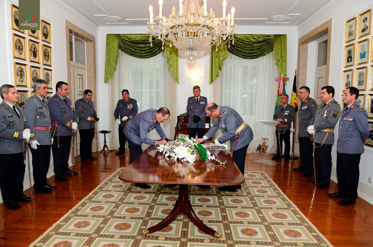 Exercito_pt's tweet photo. Teve lugar ontem, na Direção de Infraestruturas do Exército 🇵🇹, a Cerimónia de Tomada de Posse do novo Diretor, Brigadeiro-General Leonel José Mendes Martins, que substituiu no cargo o Brigadeiro-General Vale do Couto.
Ao serviço dos Portugueses.
#ExércitoPortuguês #CMDLOG #DIE https://t.co/hpVvfywaBA