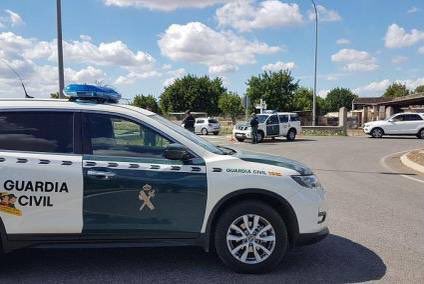 🇪🇸 | La Guardia Civil detiene a dos individuos de Origen magrebí en Inca, Mallorca, mientras robaban en el interior de los coches estacionados.

Robos, agresiones de todo tipo… la criminalidad provocada por los inmigrantes tiene que finalizar, es necesario impedir su entrada y