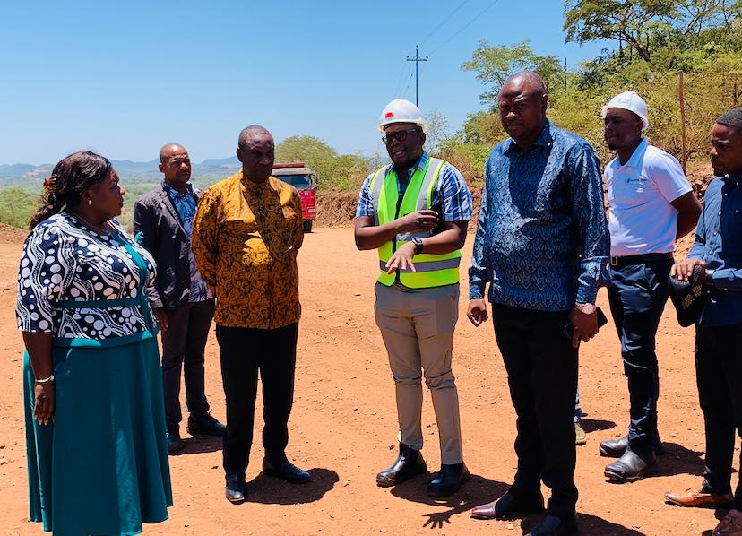 MatamboT97's tweet photo. 05 DECEMBER 2023.

KEY NOTE ADDRESS BY THE MINISTER OF STATE FOR PROVINCIAL AFFAIRS AND DEVOLUTION HONOURABLE OWEN NCUBE DURING THE TOUR OF SANDAWANA-MANGENA ROAD. @BaShonaBaShona
@CadreShangri
@TinotendaGacha1 @MulakazuvaL @Mug2155 @TwabicSence @Twinsis5049743 @DrGugu_Ncube https://t.co/vxuTAVqnIs