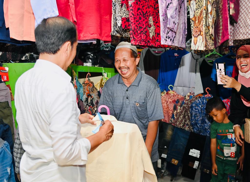 Momen Pak  Jokowi dan ayah Prabowo Kompak Belanja di Pasar Petanahan Kebumen
#Prabowo #IkutPakde 
Prabowo Gibran menang 1 putaran