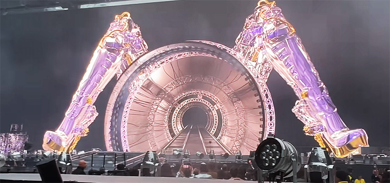 Vision4theBlind's tweet photo. Pic from the Beyonce Renaissance World Tour   

The legs of a Beyonce-bot are spread wide open with a tunnel right in the middle https://t.co/evjB9cMu1P