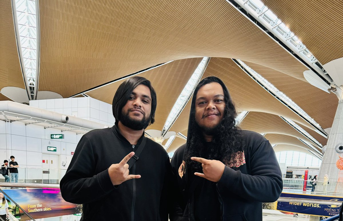Blxck_Mxss6's tweet photo. Salah satu highlight gua untuk tahun 2023 ni dapat jumpa guitarist incarnation @areefiskandar 🤘🏼🤘🏼 https://t.co/qbIHbNOS30