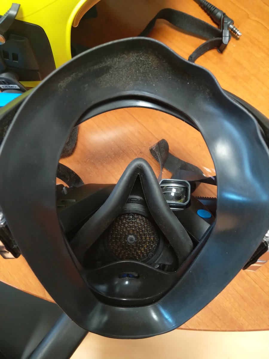 VctorManueFdez's tweet photo. ➡️ Hoy conocemos una cámara térmica integrada en máscara y casco para #bomberos. 
🔹El visor se encuentra en el interior de la máscara y la cámara térmica va adaptada al casco. https://t.co/eNfN147e4W
