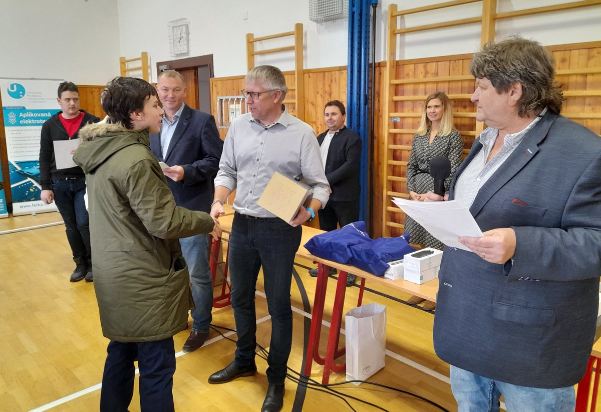 ERAaero's tweet photo. ERA podporuje technické vzdělávání. Podesáté 1⃣0⃣rozdala ceny🏆nadějným elektrotechnikům na Střední průmyslové škole elektrotechnické v Pardubicích. Oblíbená Dráťárna #SPSE uspořádala trio IT💻soutěží pro žáky 8. a 9. tříd základních škol v kraji: PCák🖱️, S-Robot🤖a Elektronika. https://t.co/ZcLJEKLk7p