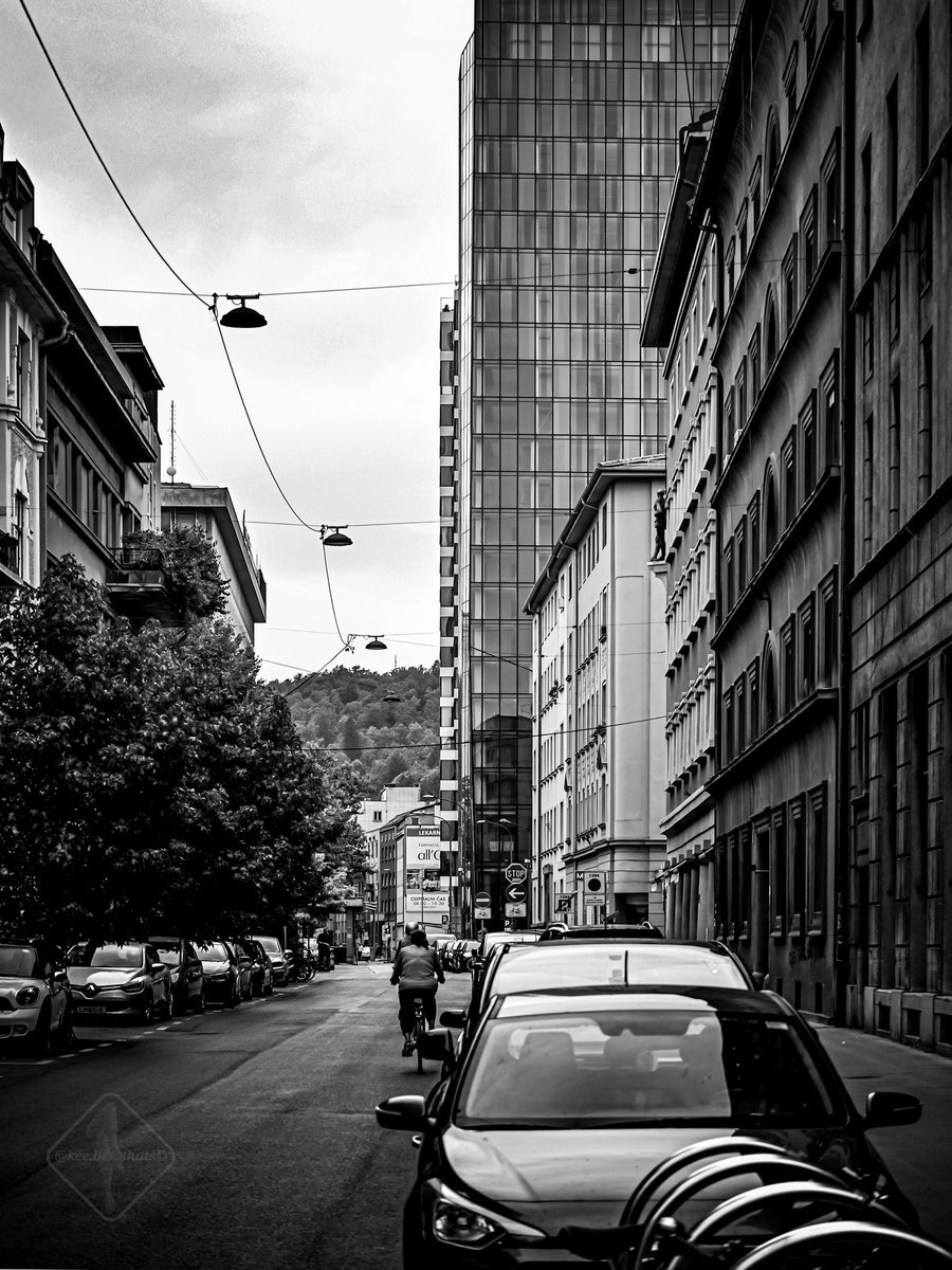 A snap from the slovenian capital city

#keebeeshots #ljubljana #visitljubljana #architecture #blackandwhitephotography #thestreets #traffic #buildingdesign #memories
#monochromaticphotography