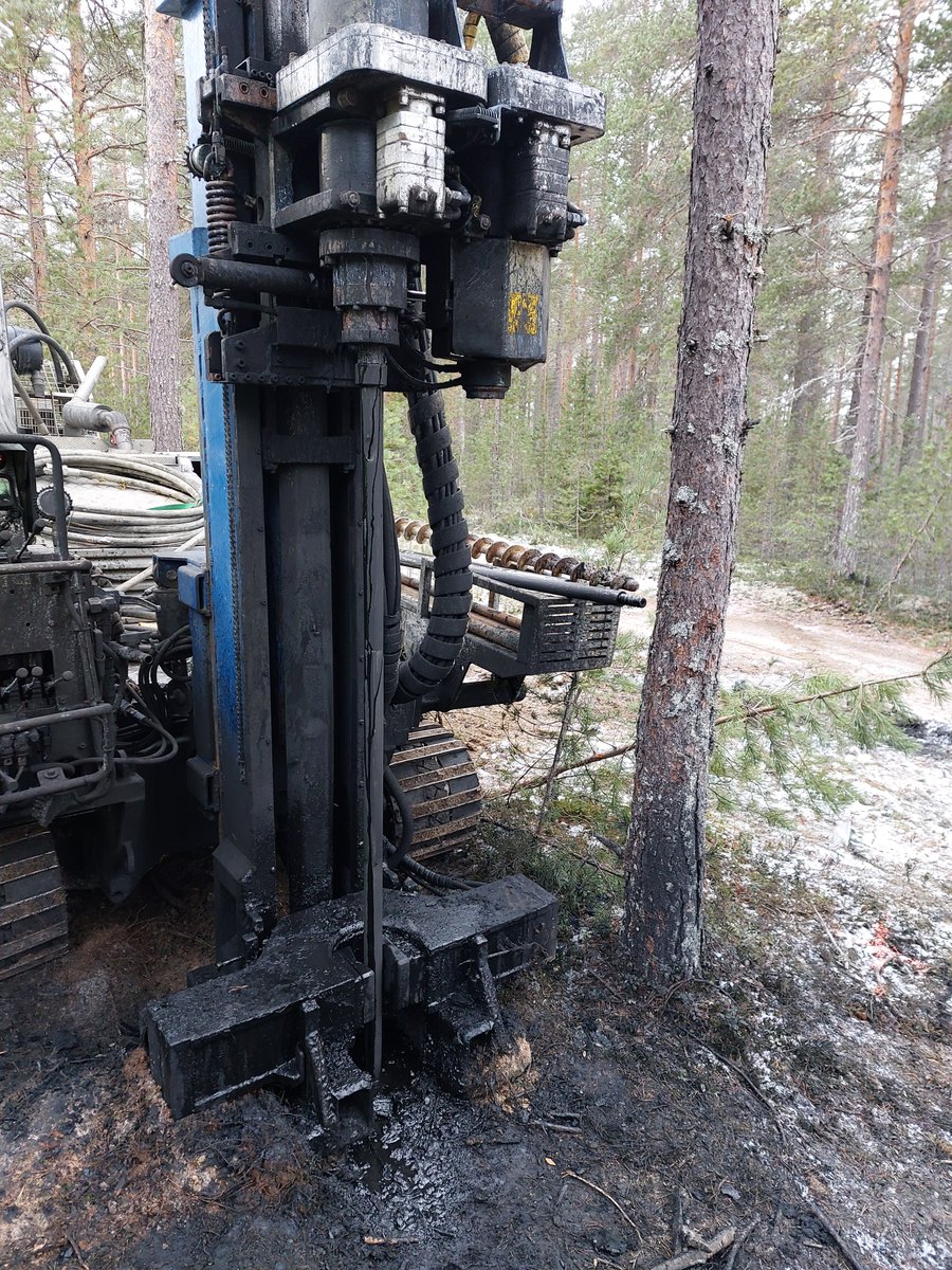 #WorldSoilDay lyfter fram jord som en hotad resurs. Under hösten har vi behandlat marken vid Örnsköldsviks flygplats med aktivt kol som ska förhindra att #PFAS sprids med #grundvattnet. Nästa steg är att följa upp med provtagning i grundvatten och ytvatten. #Hållbarhet #Forskning