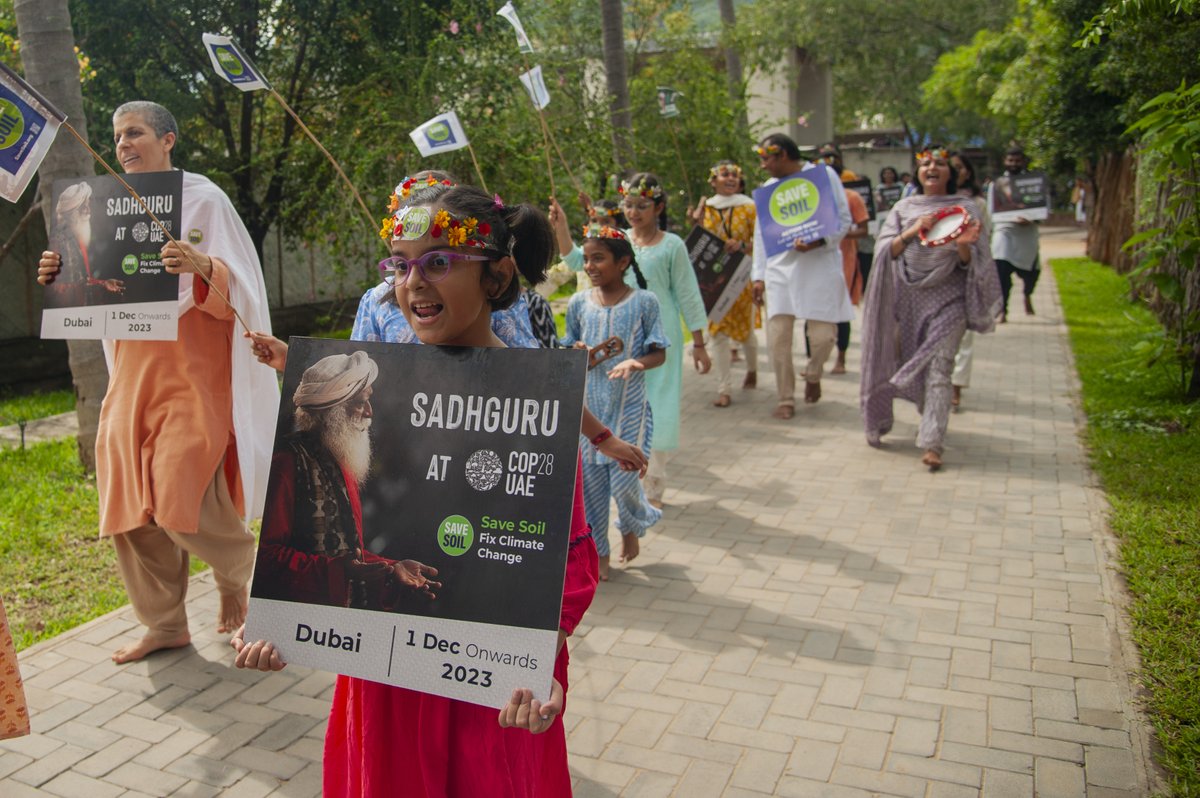 ishafoundation's tweet photo. Students of Isha Home School 🏫 took over the pathways at Isha Yoga Center, Coimbatore with a mesmerizing display of drumming sounds 🥁 to raise awareness for #WorldSoilDay. You can support Soil too 👉 tweet using #SoilForClimateAction! 🌱🌏