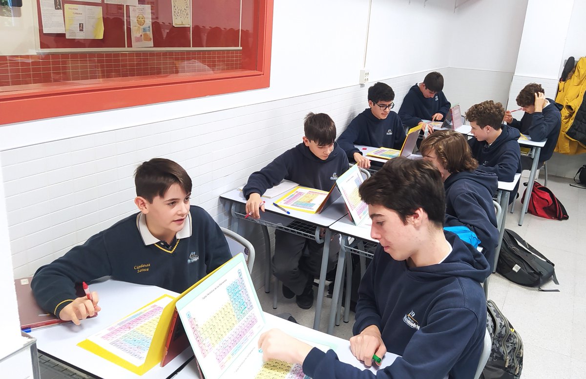 CCMiramadrid's tweet image. La manera más divertida de aprender es jugando, por eso en 4º ESO en la asignatura de Física y Química, para aprender los periodos, grupos y elementos de la tabla periódica jugamos a “hundir la flota”.

#colegiomiramadrid #miramadrid #googlereference #química #hundirlaflota