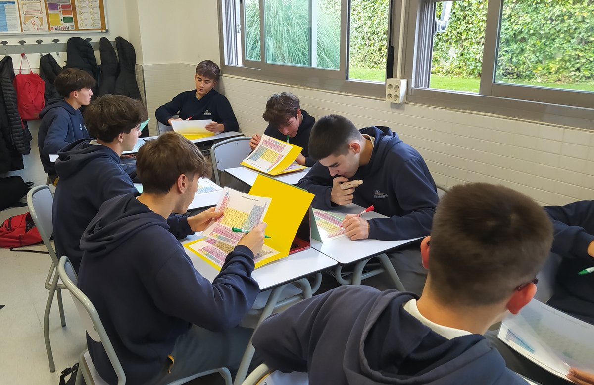 CCMiramadrid's tweet image. La manera más divertida de aprender es jugando, por eso en 4º ESO en la asignatura de Física y Química, para aprender los periodos, grupos y elementos de la tabla periódica jugamos a “hundir la flota”.

#colegiomiramadrid #miramadrid #googlereference #química #hundirlaflota