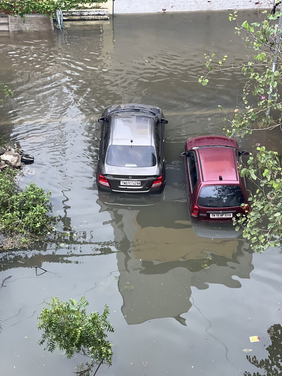 Fully flooded in Valasaravakkam , Radha nagar 2nd street, No current here .. no network here .. around 40 family were affected so pls kindly take some action to clear flood here @chennaicorp @Udhaystalin anna @mkstalin sir #ChennaiFloods #chennaicyclone