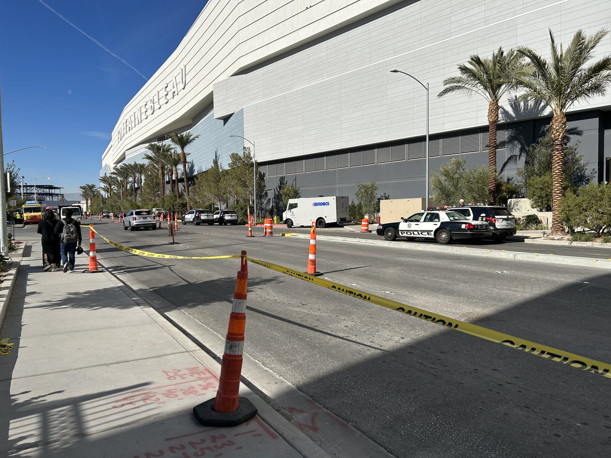 Yesterday they were loading CASH into Fontainebleau.  4 Police cars with Metro police officers holding rifles.  I didn't want to get too close taking their pictures.

How much cash do you think they need to load into to this place to get it started?  Would make another good