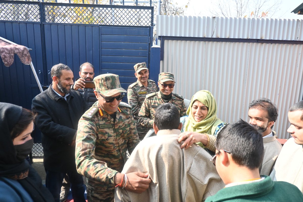awazebaramulla's tweet photo. Salute to the incredible efforts of the #IndianArmy #daggergunners 
Amidst the winter chill, they're bringing warmth to blind children by donating clothes. A touching gesture that resonates with the spirit of giving. #Kashmir #Baramulla #KindnessMatters https://t.co/3j3w5d20VI