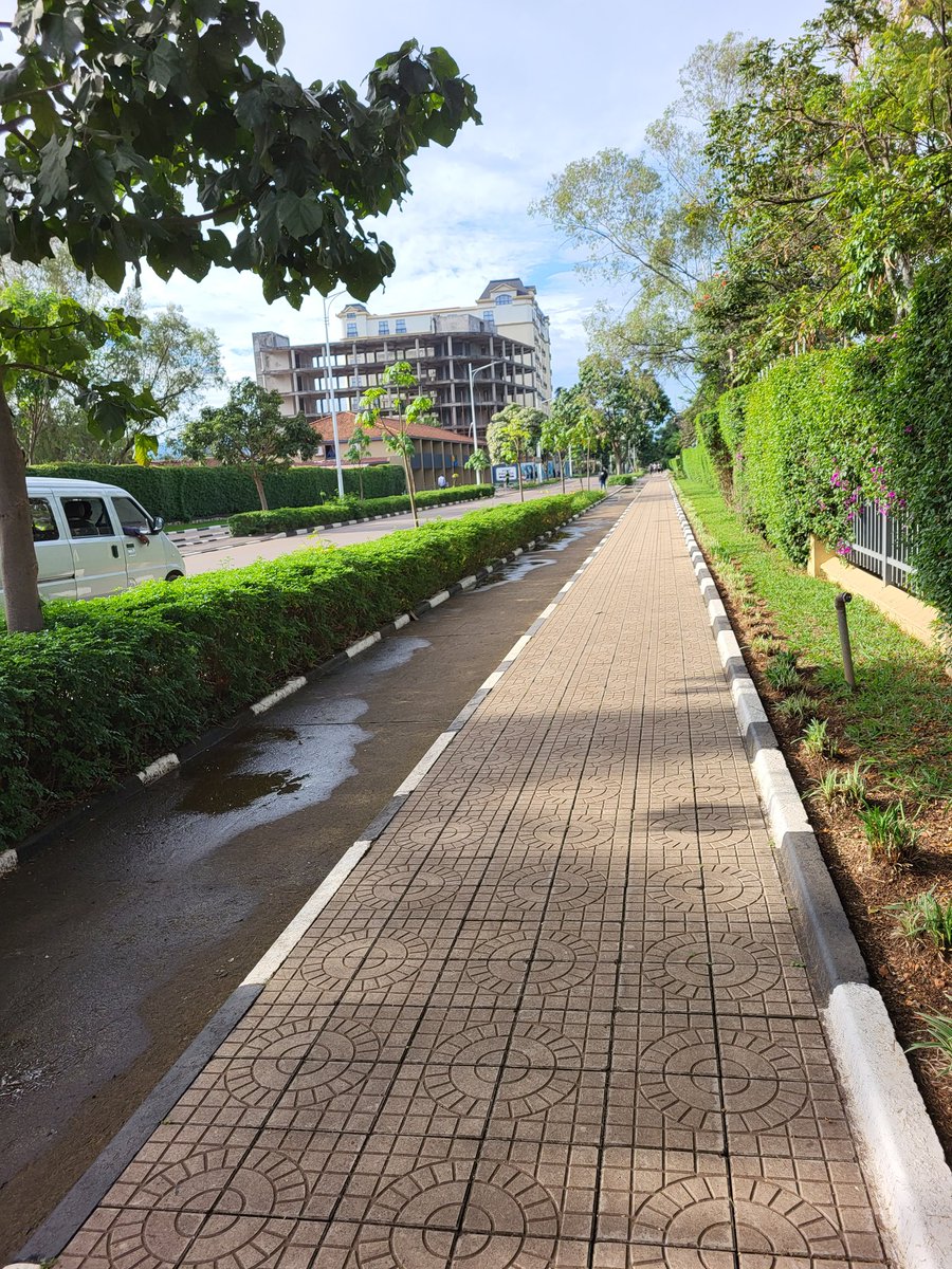 This is a picture of a  segregated cyclelane and footpath I took in Kigali, Rwanda, in October 2023. 
Attractive and safe. It is all possible. @Walk21Network 
<a href="/GalwayCycling/">Galway Cycling Campaign (Feachtas Rothaíochta na G</a>