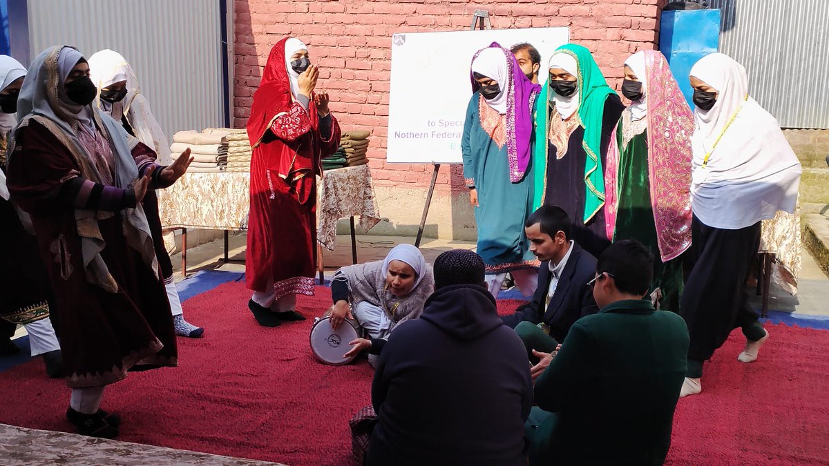 awazebaramulla's tweet photo. Salute to the incredible efforts of the #IndianArmy #daggergunners 
Amidst the winter chill, they're bringing warmth to blind children by donating clothes. A touching gesture that resonates with the spirit of giving. #Kashmir #Baramulla #KindnessMatters https://t.co/3j3w5d20VI