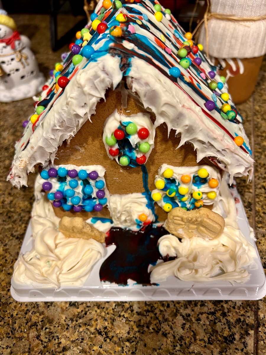 The finished product. 🎅 #gingerbreadhouse