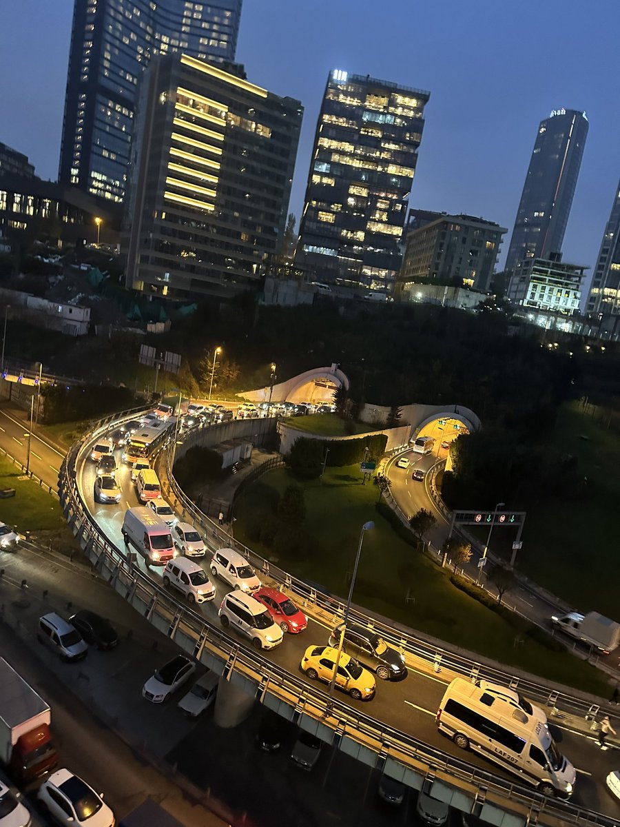 Viraja hızlı girmenin neticesi. Direksiyon hakimiyetini kaybedip acı fren ve kaza. Sadece kendini değil arkadan gelenlerin de canını tehlikeye atanlar. İstanbul trafiğini kitlemesi de cabası.