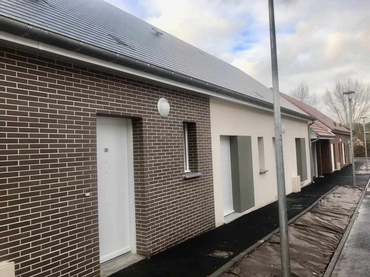 Prefet27's tweet photo. 9 logements sociaux, permettant le maintien à domicile des seniors et des personnes à mobilité réduite, livrés par MonLogement27 à #Charleval dans l’#Eure avec l’aide de l’Etat 🇫🇷
✅ une nouvelle offre dans la #ruralité
✅des #logements labellisés Haute Sécurité #Santé https://t.co/mfzu1vkWlC