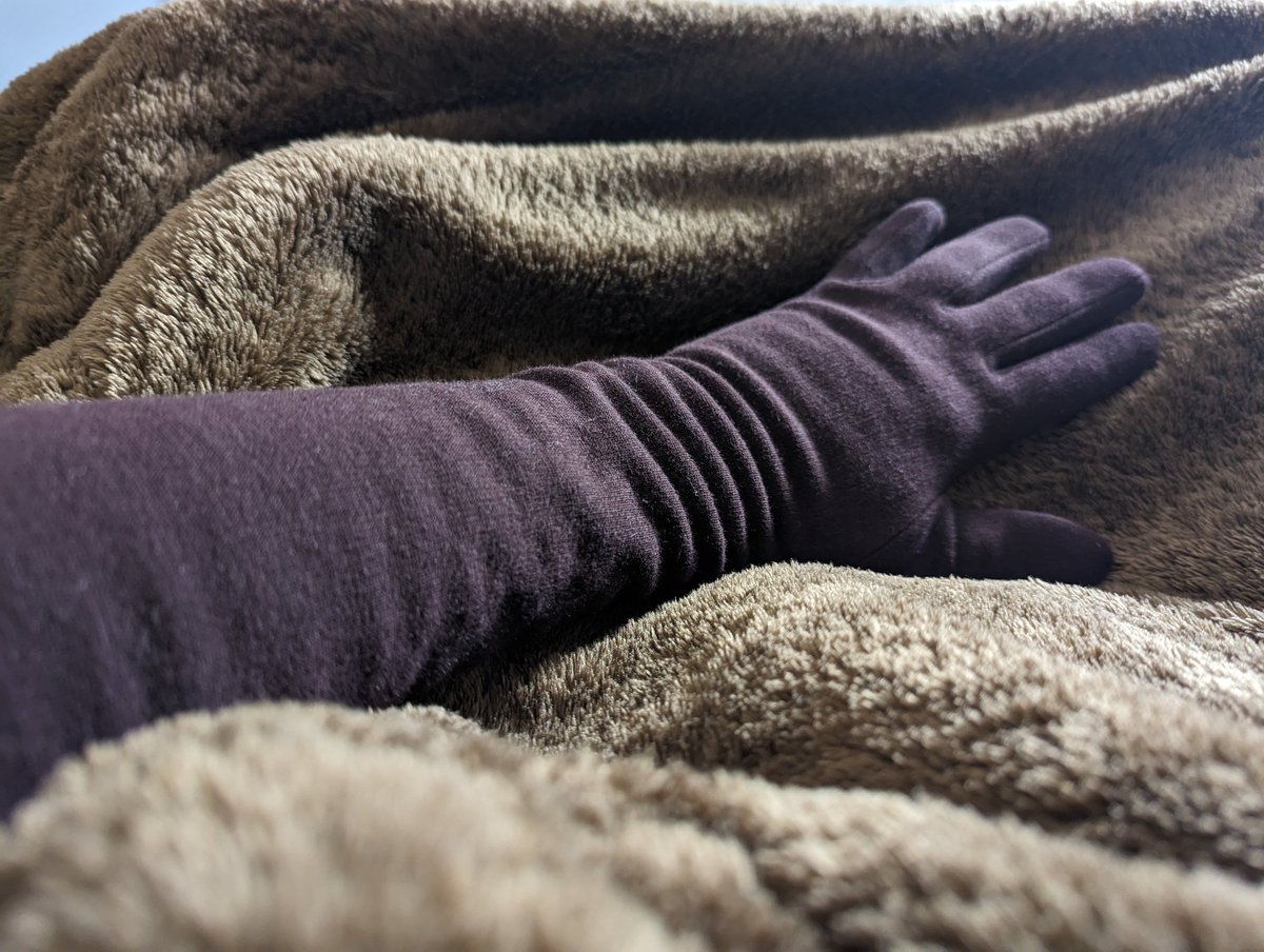 operaLove_'s tweet photo. 最近、寒いですね。ベッドに手袋を嵌めて、時���手袋で寝ます🤗
It's been cold lately so I enjoy wearing gloves in bed and sometimes end up sleeping with them on🥰 https://t.co/MiLbmEBvSK