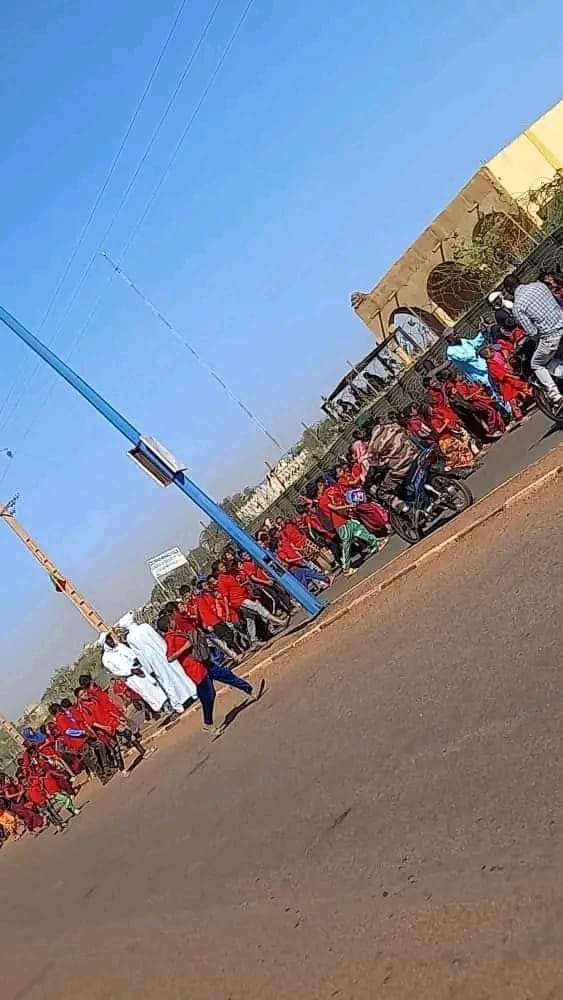 Africainlibr's tweet photo. 🇲🇱 Départ pr Kidal du nouveau Gouverneur le Général Alhaj Ag Gamou il a été accompagné à l'aéroport par sn Ministre de tutelle le colonel Abdoulaye Maiga et celui de la Réconciliation le Colonel Ismaël Wagué un accueil chaleureux lui est réservé à Gao où il devra faire sn serment https://t.co/SUAfsvKAq3
