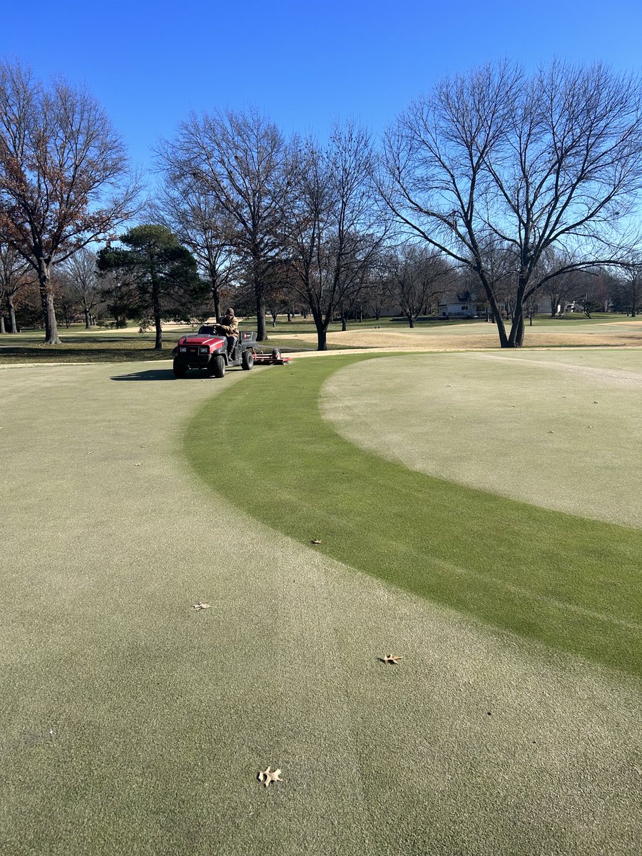 CRgreenside's tweet image. Sand topdressing on greens yesterday. Putting irrigation back together around the pool where it had been cut and capped. 

#CCL #SuperView #TweetForMembers