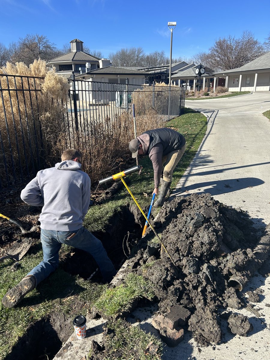 CRgreenside's tweet image. Sand topdressing on greens yesterday. Putting irrigation back together around the pool where it had been cut and capped. 

#CCL #SuperView #TweetForMembers