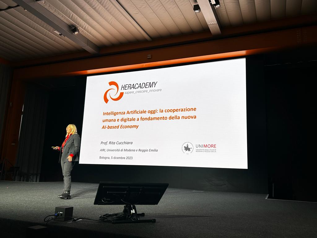 franciungaro's tweet photo. Parlando di rischi e opportunità dell'AI la professoressa @ricucch spiega come sia fondamentale la formazione e l'informazione sul tema 🎙 "Dobbiamo conoscere le nuove regole del gioco dell'AI. Dobbiamo formarci per conoscere"

@GruppoHera #HerAcademy #GruppoHera #adv https://t.co/UuCmvaDKn4
