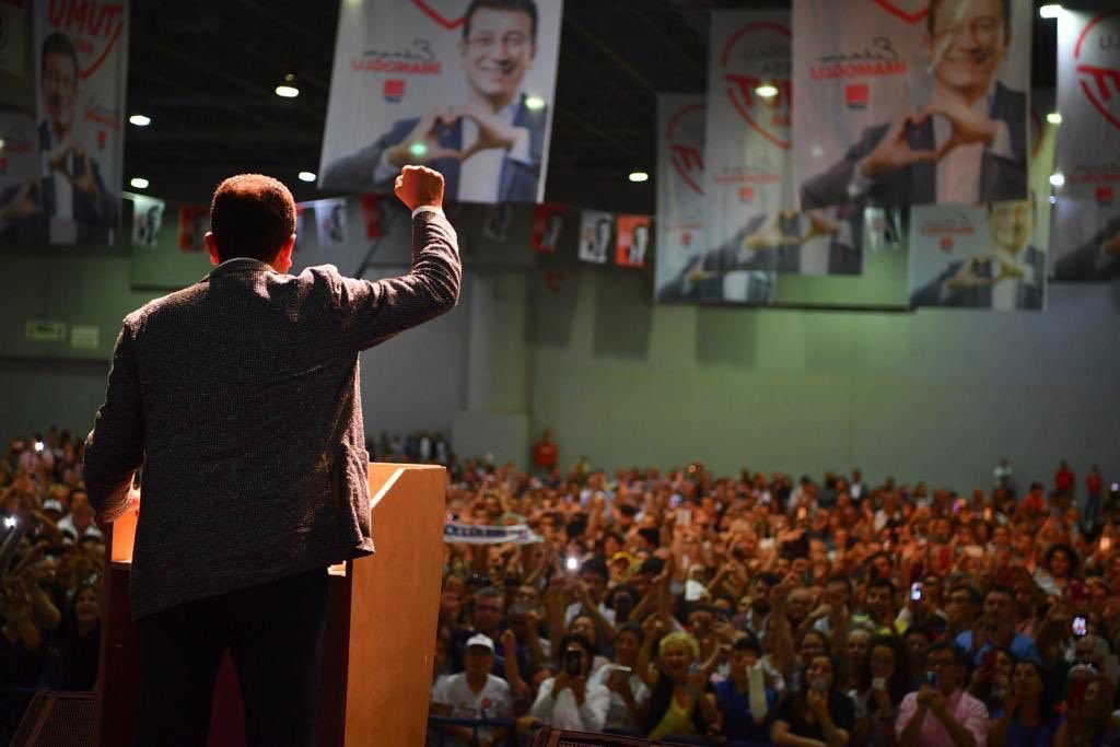 Gönlünde İstanbul'a yer açan bu büyük aileye sen de katıl.

Demokrasiye sahip çıkarken, İstanbul'u korurken, üretici kadınlara destek olurken, sokak hayvanlarına sahip çıkarken, şehrin sorunlarına çözüm üretirken hep onlar var. 

#DünyaGönüllülerGünü

istanbulgonulluleri.org/gonullu-ol