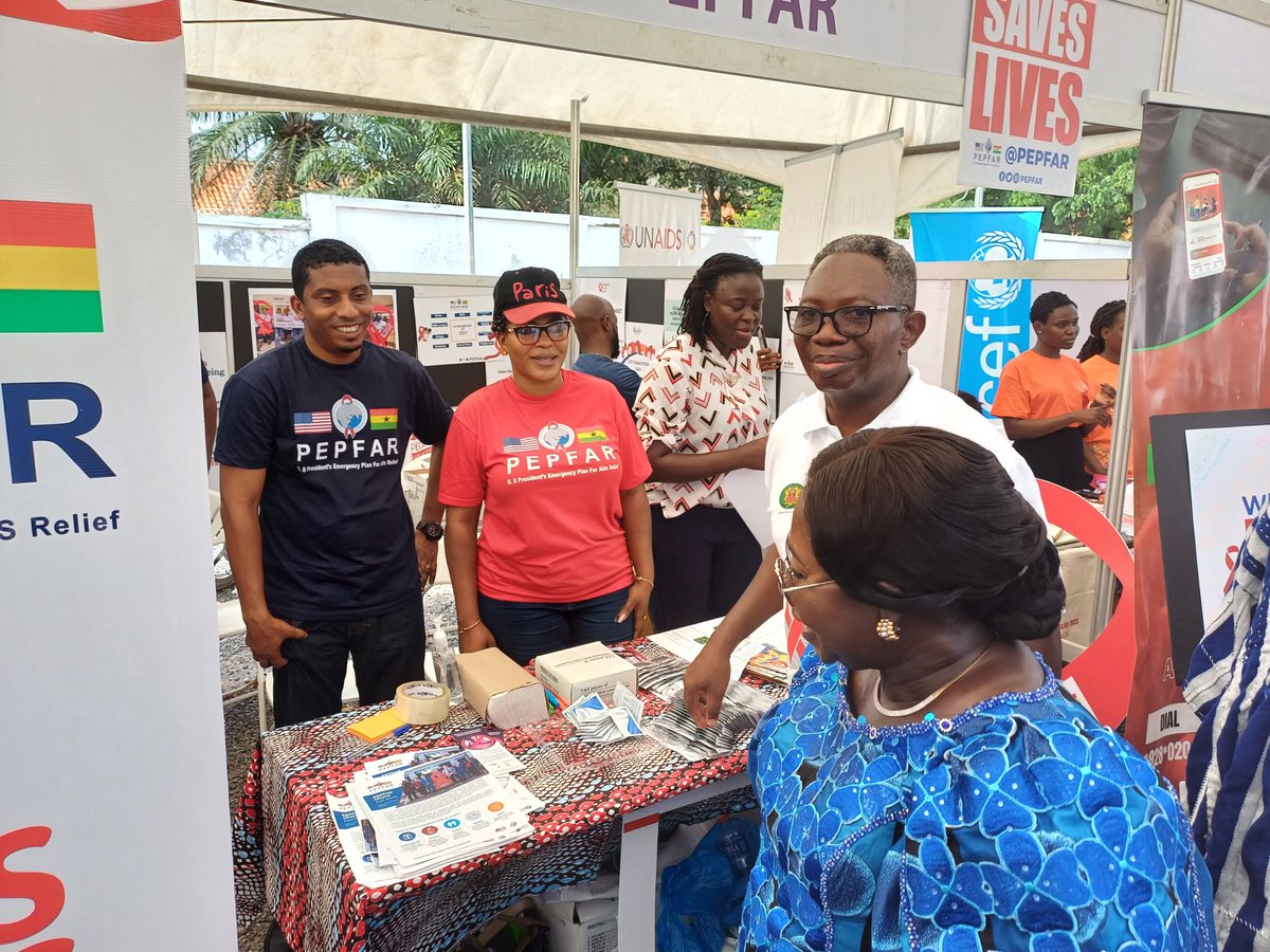 kobengkyereh's tweet photo. The media keeps issues alive. #HIV needs this attention. #Pepfarat20 hasn't just been investmnt & work to save lives.Supporting media thru training & regular engagemnt is also key. @PEPFAR @USEmbassyGhana MediaSpecialist @ladydzid explains a point to Chief of staff & DG @ghanaids https://t.co/tQ4bH1yYVz