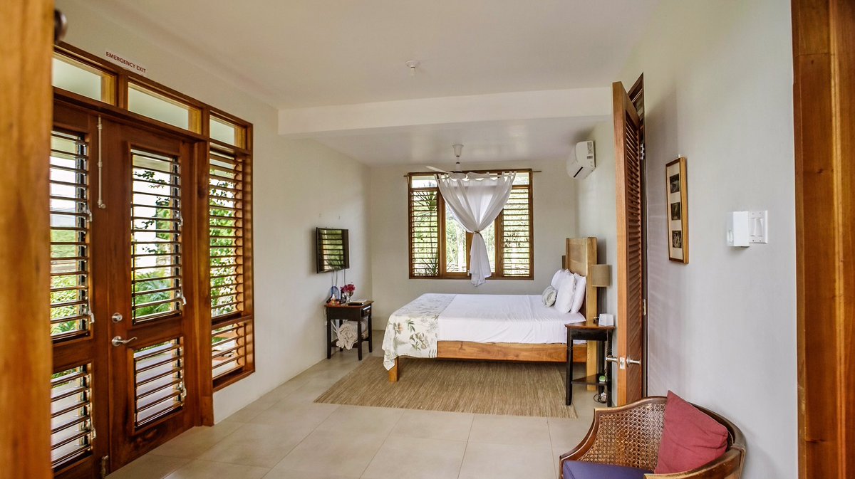 liveupful's tweet photo. On the ground floor, the master bedroom is extra spacious. Ideal for a family with babies or toddlers. Or maybe you prefer a bit more room just for yourself. 

Book Upful Villa
📞 (876) 603-1396
📧 upfulvilla@gmail.com
🔗 https://t.co/mGyrqwvOw8

📸: @garethcobran https://t.co/L9gun9QYHt