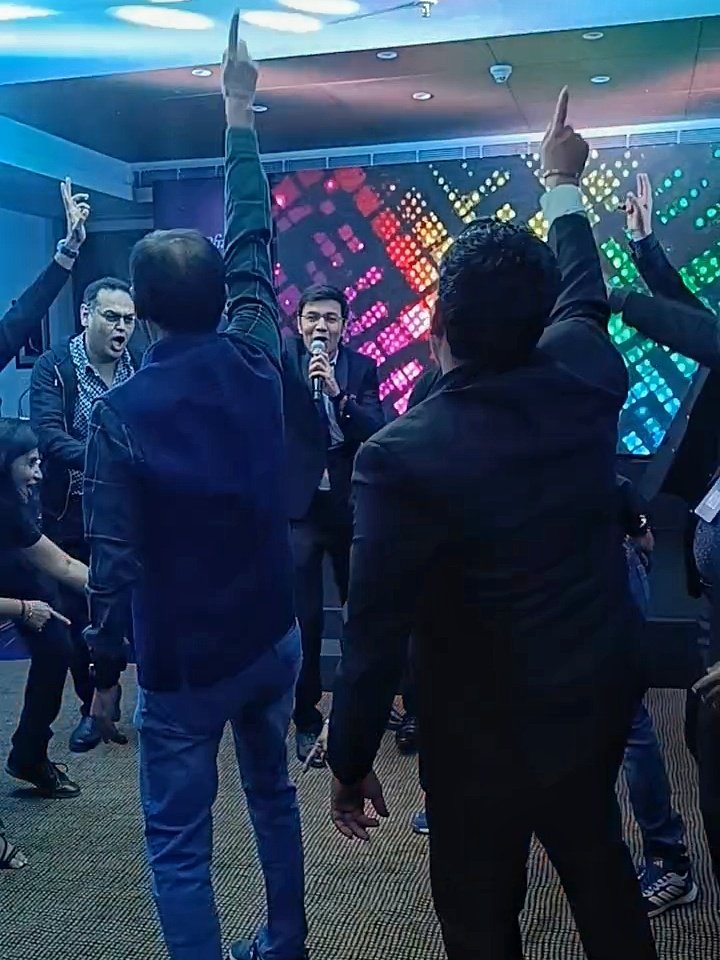 ZenilHDOfficial's tweet photo. A few snaps from the recent team round-up! 🚀💡⚡📈🤝

#team #planning #strategy #motivation #fun #fire https://t.co/Tpeir0qoGJ