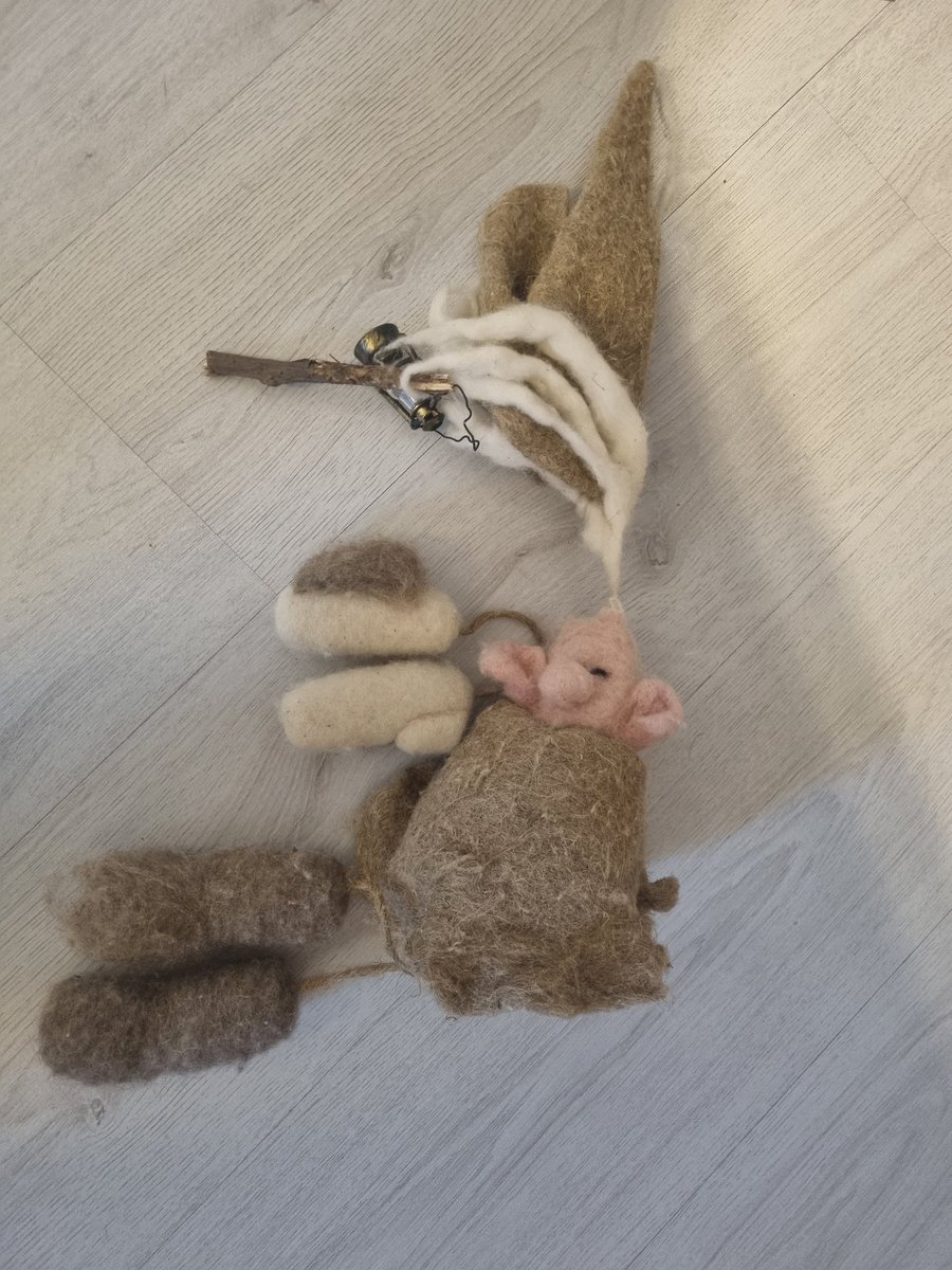 Uskoisiko, että näin viattomalta näyttänyt kaveri otti kohteekseen pahaa-aavistamattoman tontun meidän pikkujouluissa,ja sai aikaan tällaista jälkeä (huom.tonttuparka oli varsin tuuheatukkainen ennen provosoimatonta hyökkäystä😅)