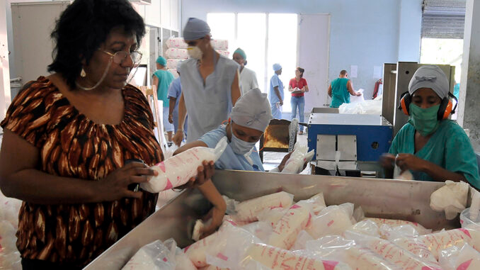 CMKXDigital's tweet photo. Instalan nueva línea tecnológica para producir almohadillas sanitarias - https://t.co/iIBJBI8Yrv
#Cuba #MATHISA #materialsanitario https://t.co/FFZfClvHbv