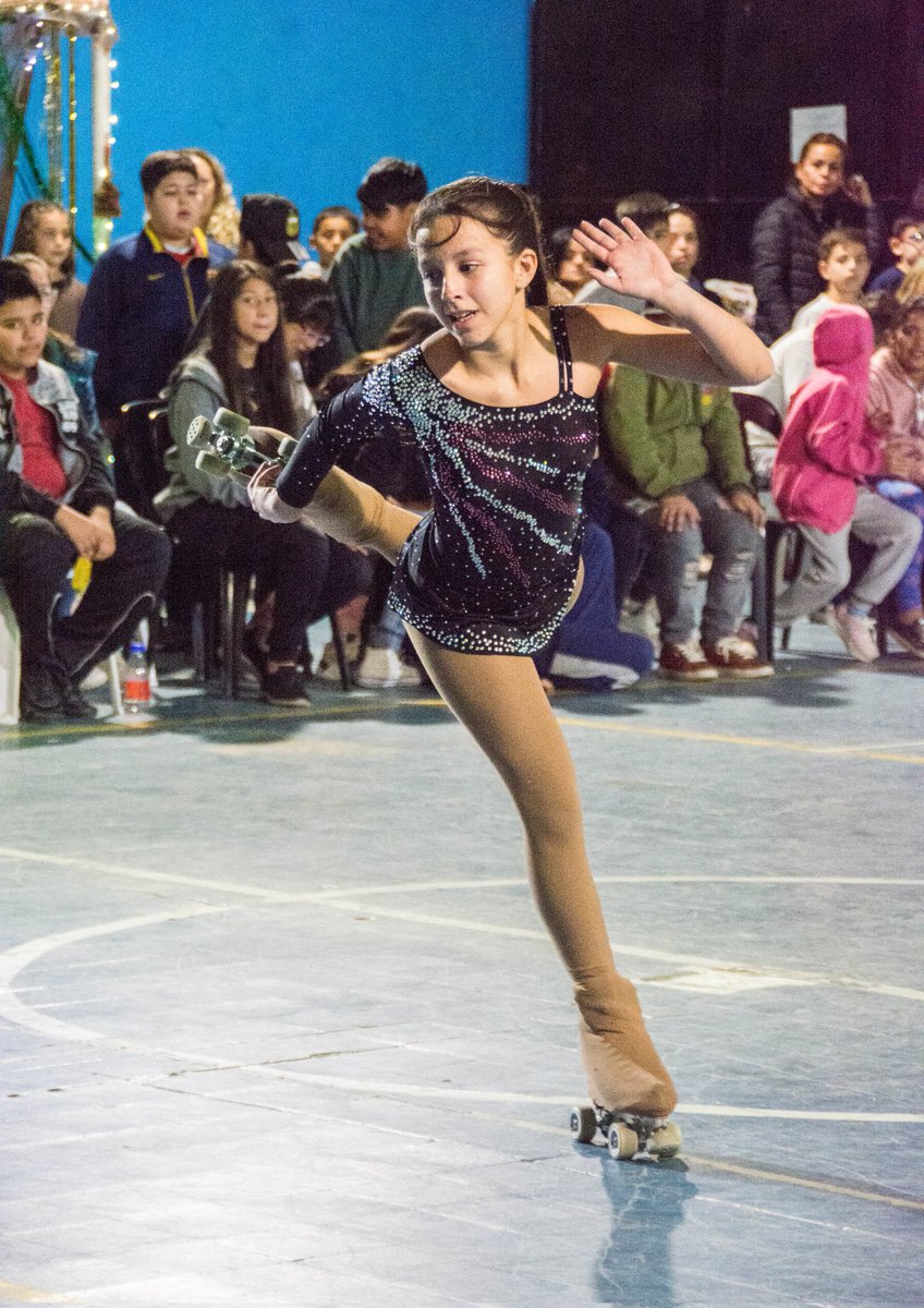 RevistaDeporbox's tweet photo. En la jornada se realizaron exhibiciones de boxeo, patin artístico y danza y se sortearon bicicletas y juegos para el público presente. 

Las autoridades hicieron entrega de una ayuda económica para la boxeadora @daysanchezbox, dicha entrega fue recibida por su hermana Leonela. https://t.co/suM3bQ6tMa
