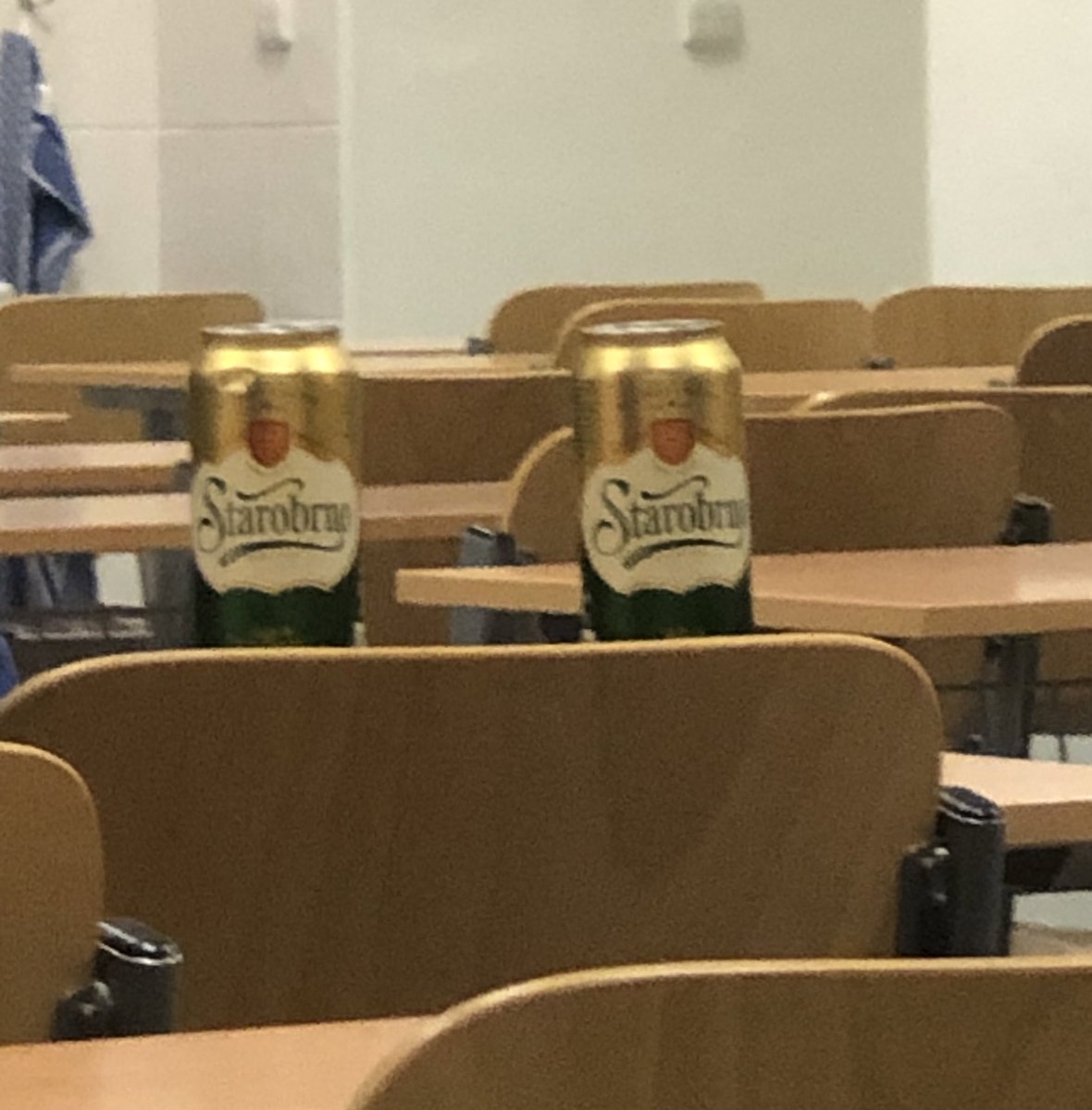 VOHENLMAO's tweet photo. typek si na prednasku proste donesl dve piva :Ddd https://t.co/et0IKoZW2w