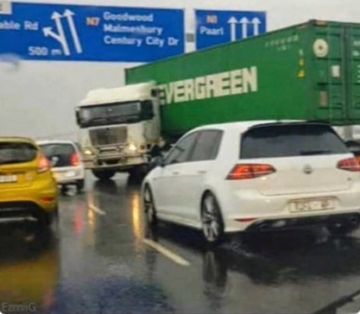 SoVeryBritish's tweet photo. Lorry giving possibly the dirtiest look ever given https://t.co/smwddx3wWA