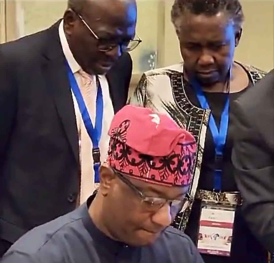 @gbengasaka @fkeyamo @stateofkuwait @kuna_en @abiodunosemobor @woye1 @mikeachimugu01 @FAAN_Official @fmaviationng @nigeriaairspace @NigeriaCAA @officialABAT Why is the man behind the minister looking worried? 😟