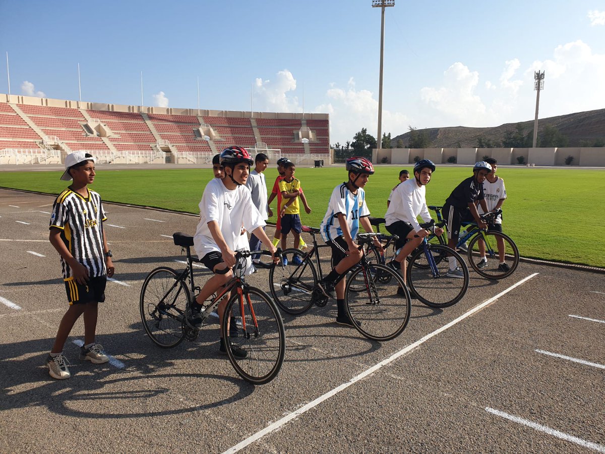 برفقة منصور العريمي عضو فريق نخبة صور للدراجات وضمن فعالية #شوية_رياضة نُفّذ سباق الثلاثي الحديث على مضمار المجمع الرياضي بصور